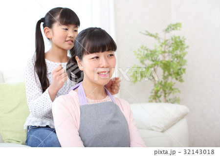 肩たたきをする娘 32143018