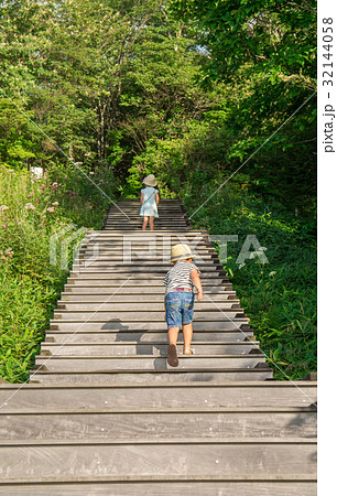 山登りする子供 32144058