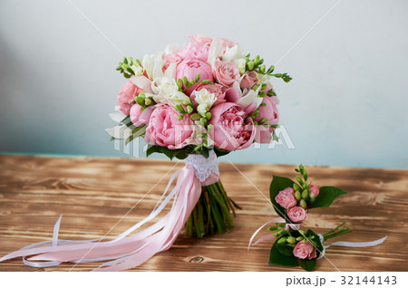 Wedding Bridal bouquet classic shapes in pink 32144143