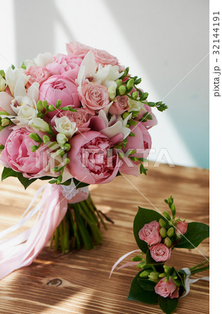 Wedding Bridal bouquet classic shapes in pink 32144191