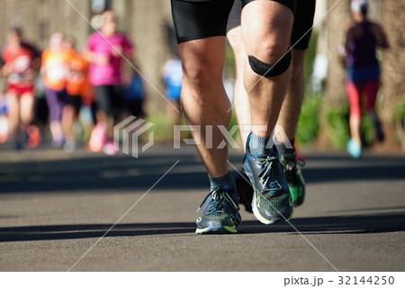 Marathon running in the light of evening 32144250