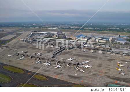 飛行機上空から 成田空港ターミナル周辺の景色を見るの写真素材