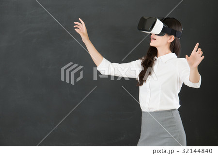 asian woman teacher control screen with VR headset 32144840