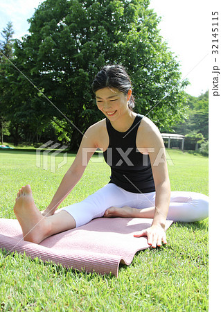 ピラティス　ヨガ 32145115