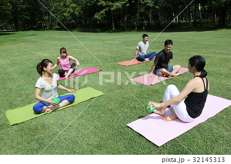 ピラティス　ヨガ 32145313