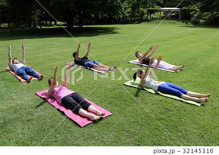 ピラティス　ヨガ 32145316