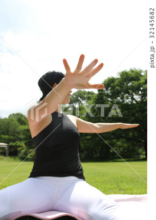 ピラティス　ヨガ 32145682