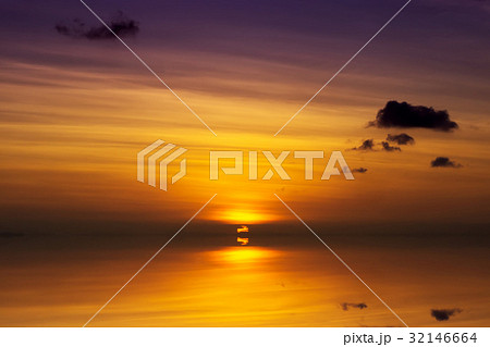 Refection of Sunset sky on the lake 32146664