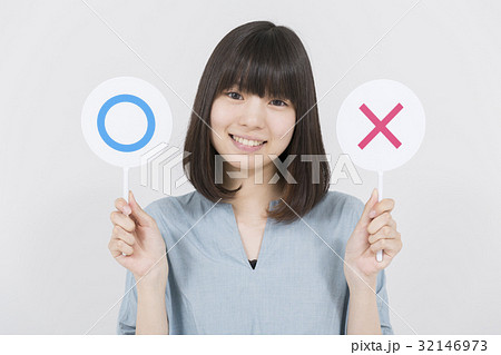判定する女性 32146973