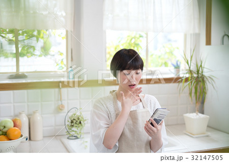 若い主婦　スマホ 32147505