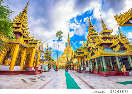 Shwedagon Pagoda in Yangon, Myanmar. 32148372