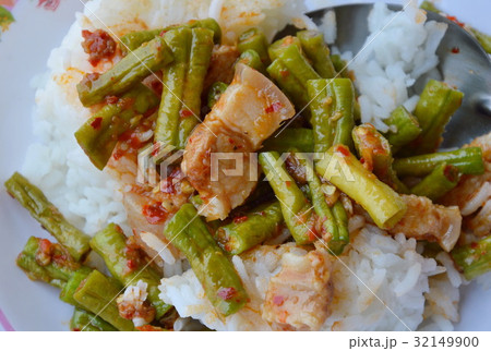 stir-fried curry yard long bean with fat pork  32149900