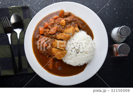 Rice with deep fried pork and curry . 32150309