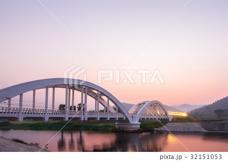 lights of train at morning on the white bridge 32151053