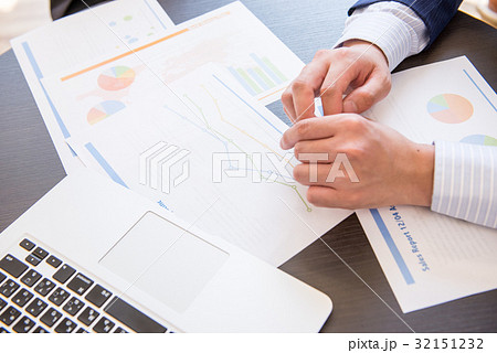 ビジネス　ミーティング　コアワーキング　打ち合わせ　タブレット　コミット　男性社員　二人　イケメン 32151232