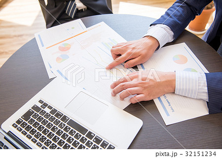 ビジネス　ミーティング　コアワーキング　打ち合わせ　タブレット　コミット　男性社員　二人　イケメン 32151234