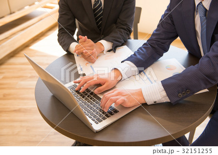 ビジネス　ミーティング　コアワーキング　打ち合わせ　タブレット　コミット　男性社員　二人　イケメン 32151255