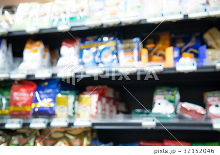 背景用ぼかし画像　スーパーマーケットのインスタントコーヒー売り場 32152046