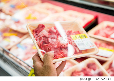 牛肉　肉屋　お肉売り場　精肉店　スーパーマーケット　　デパート 32152131