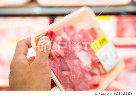 牛肉　肉屋　お肉売り場　精肉店　スーパーマーケット　　デパート 32152138