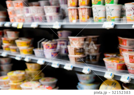 スーパーマーケット カップ麺売り場 カップラーメン売り場 スーパーマーケット カップ麺売り場 カップラーメン売り場 32152383