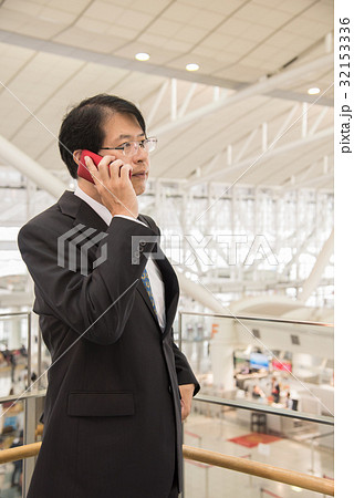 出張に出かけるビジネスマン 出張に出かけるビジネスマン 32153336