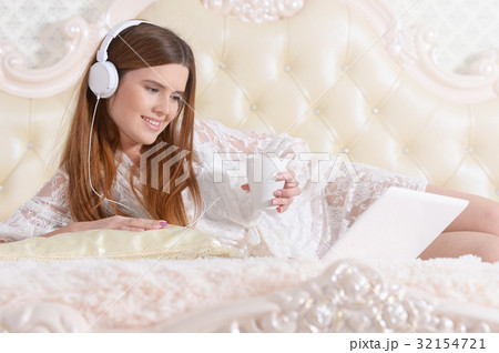 Young woman lying on  bed  32154721