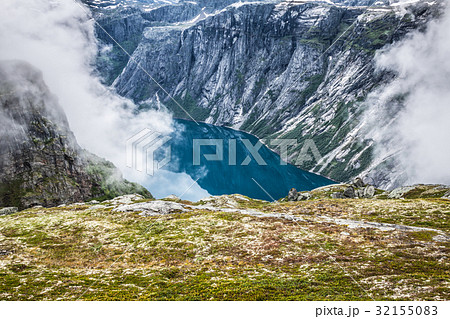 Beautiful norwegian landscape with mountains  32155083
