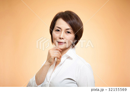 ミドルの女性 32155569