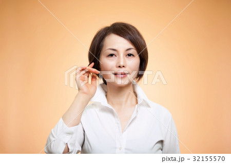 ミドルの女性 32155570