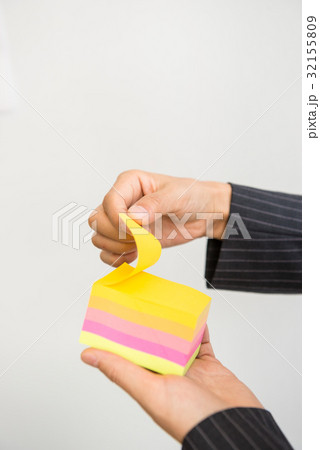 ビジネス　ミーティング　コアワーキング　打ち合わせ　キャリアウーマン　女性　付箋　ポストイット 32155809