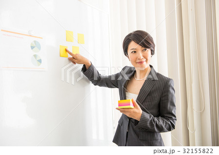 ビジネス　ミーティング　コアワーキング　打ち合わせ　キャリアウーマン　女性　付箋　ポストイット 32155822