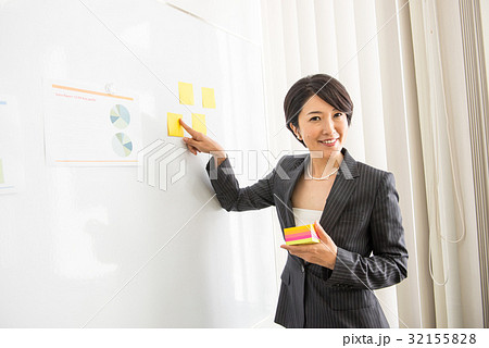 ビジネス　ミーティング　コアワーキング　打ち合わせ　キャリアウーマン　女性　付箋　ポストイット 32155828