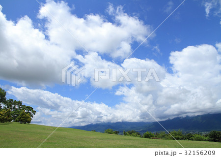 梅雨明け間近の大空 32156209