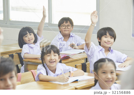 there are two students are rasing their hand in class 32156886