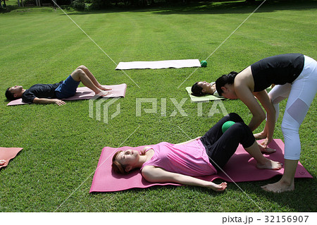 ピラティス　ヨガ 32156907