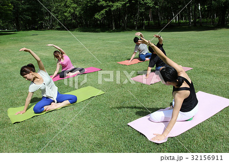 ピラティス　ヨガ 32156911