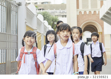 Children are walking to school 32156921