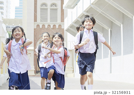 A photo of happy children with bags running to school 32156931