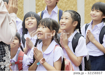 A team of primary students are greeting their teacher as Thai style 32156937