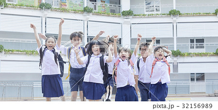 Children are cheering up in the schoolyard. 32156989