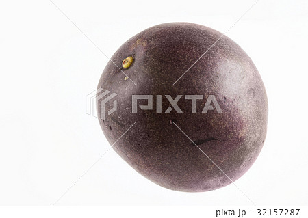 Gulupa (Passiflora edulis fo. Edulis) isolated 32157287