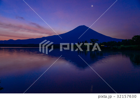 【静岡県】一番星輝く、夜明けの富士山 32157630
