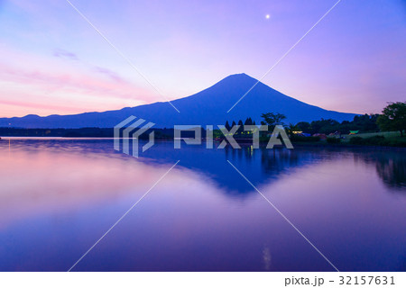 【静岡県】一番星輝く、夜明けの富士山 32157631