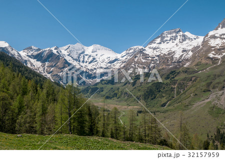 Snowy mountains on the way to Grossglockner. 32157959
