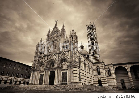 Siena Cathedral in an overcast day 32158366