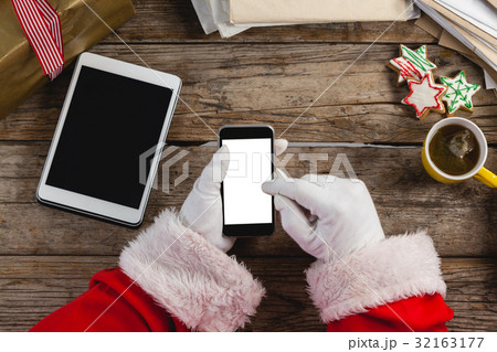 Santa claus using mobile phone 32163177