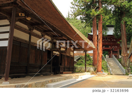 松本市　牛伏寺　如意輪堂と仁王門 32163696