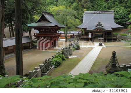 松本市　牛伏寺　観音堂と仁王門 32163901