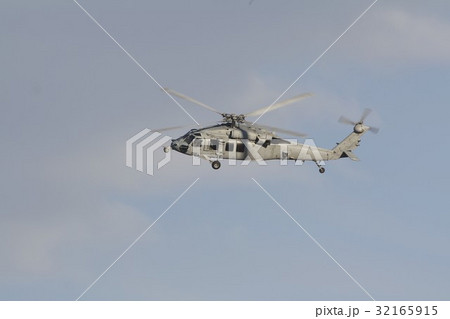 快晴の空を旋回飛行する米海軍MH-60Sナイトホーク多用途ヘリコプター 快晴の空を旋回飛行する米海軍MH-60Sナイトホーク多用途ヘリコプター 32165915